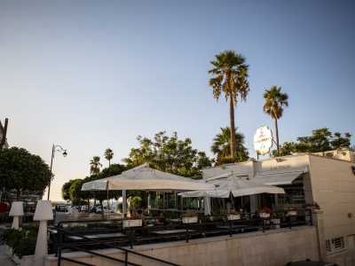Saliamo cos� in macchina e guidiamo fino a Torre a Mare per bere l'ultimo caff� della giornata. Approdiamo dinanzi al Las Vegas, caposaldo del quartiere, posizionato nella piazzetta pedonale intitolata a Cristoforo Colombo